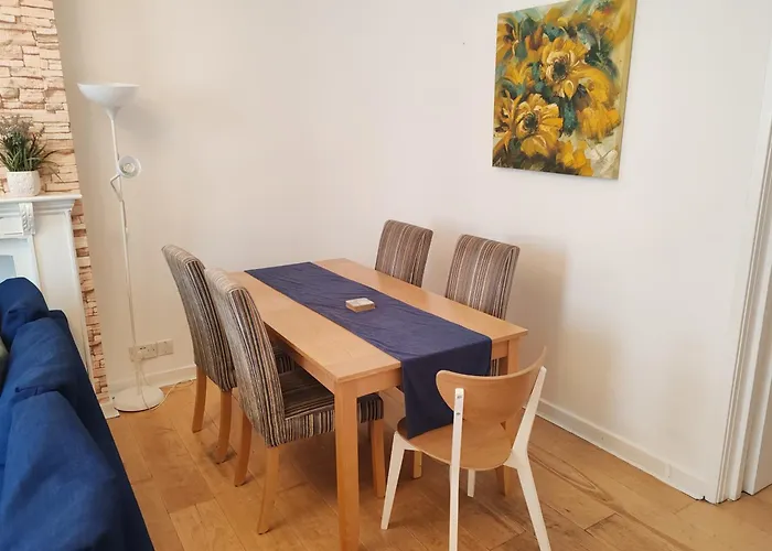 Two Bedroom Apartment In Paddington, London