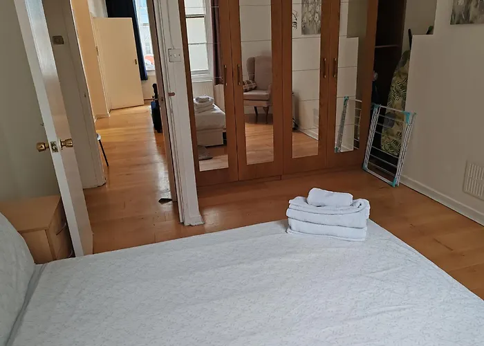 Two Bedroom Apartment In Paddington, London