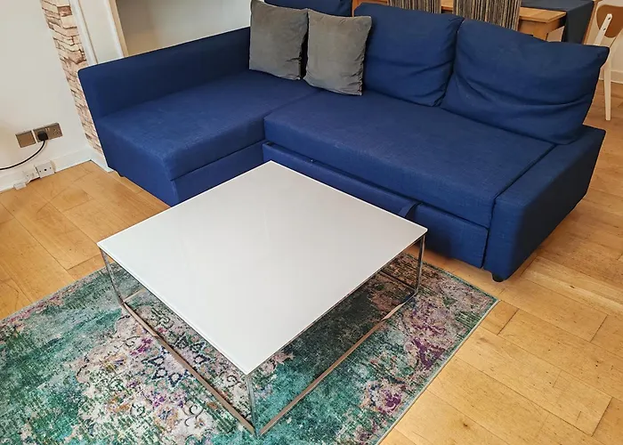 Two Bedroom Apartment In Paddington, London